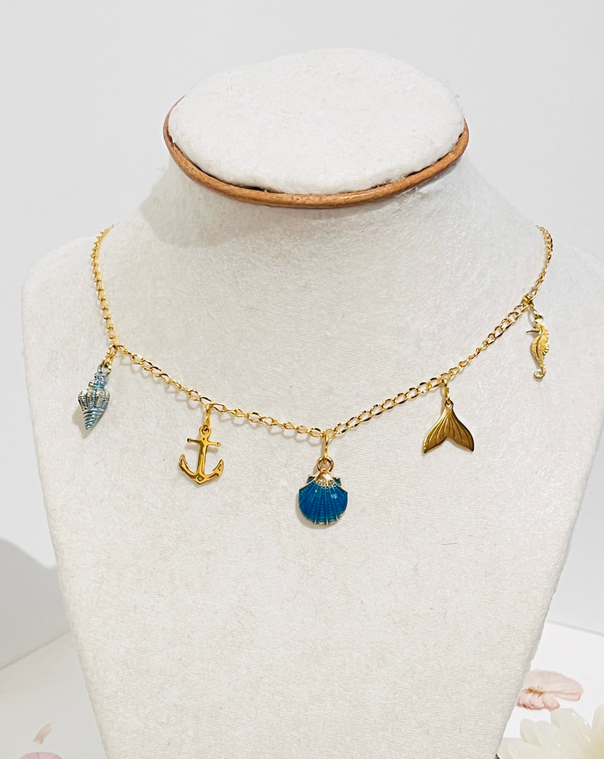 Collar en Acero Inoxidable con Dijes Playeros color azul y dorado - K.Beloved LLC