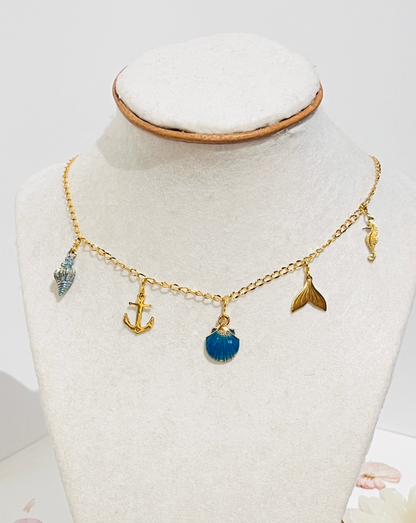 Collar en Acero Inoxidable con Dijes Playeros color azul y dorado - K.Beloved LLC