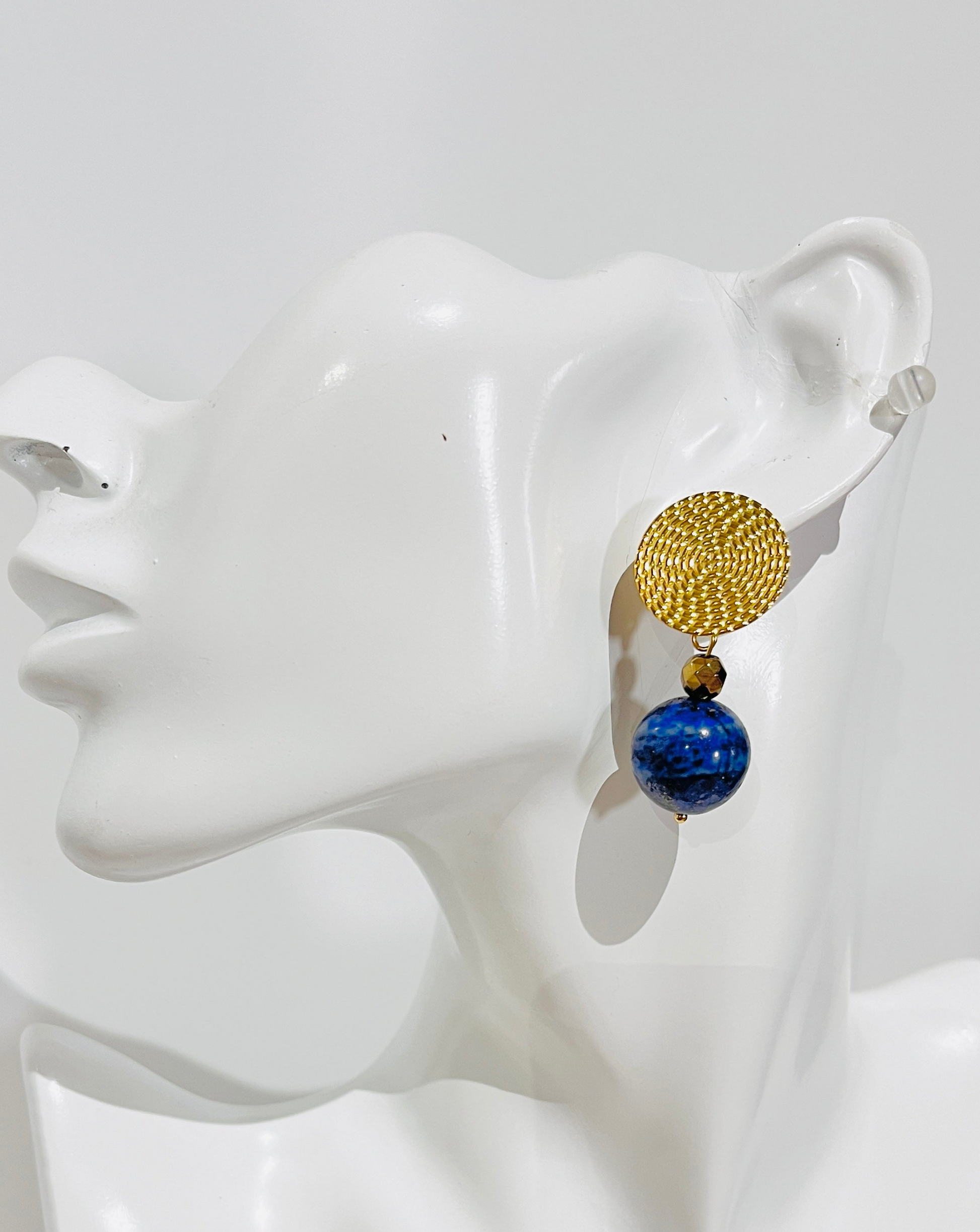 Aretes Bohemio redondo en Acero Inoxidable Dorado con Piedra lapis Lazuli - K.Beloved LLC