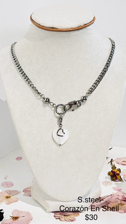 ¡Añade versatilidad a tu joyero con nuestra cadena cubana y dije de Corazón en Concha ,intercambiable ! - K.Beloved LLC