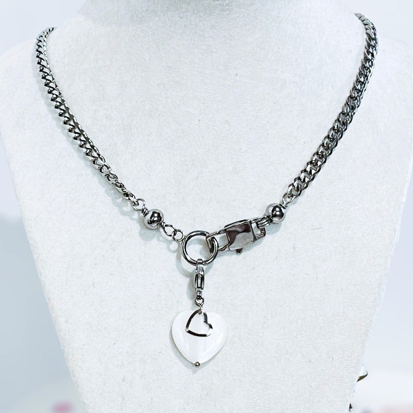 ¡Añade versatilidad a tu joyero con nuestra cadena cubana y dije de Corazón en Concha ,intercambiable ! - K.Beloved LLC