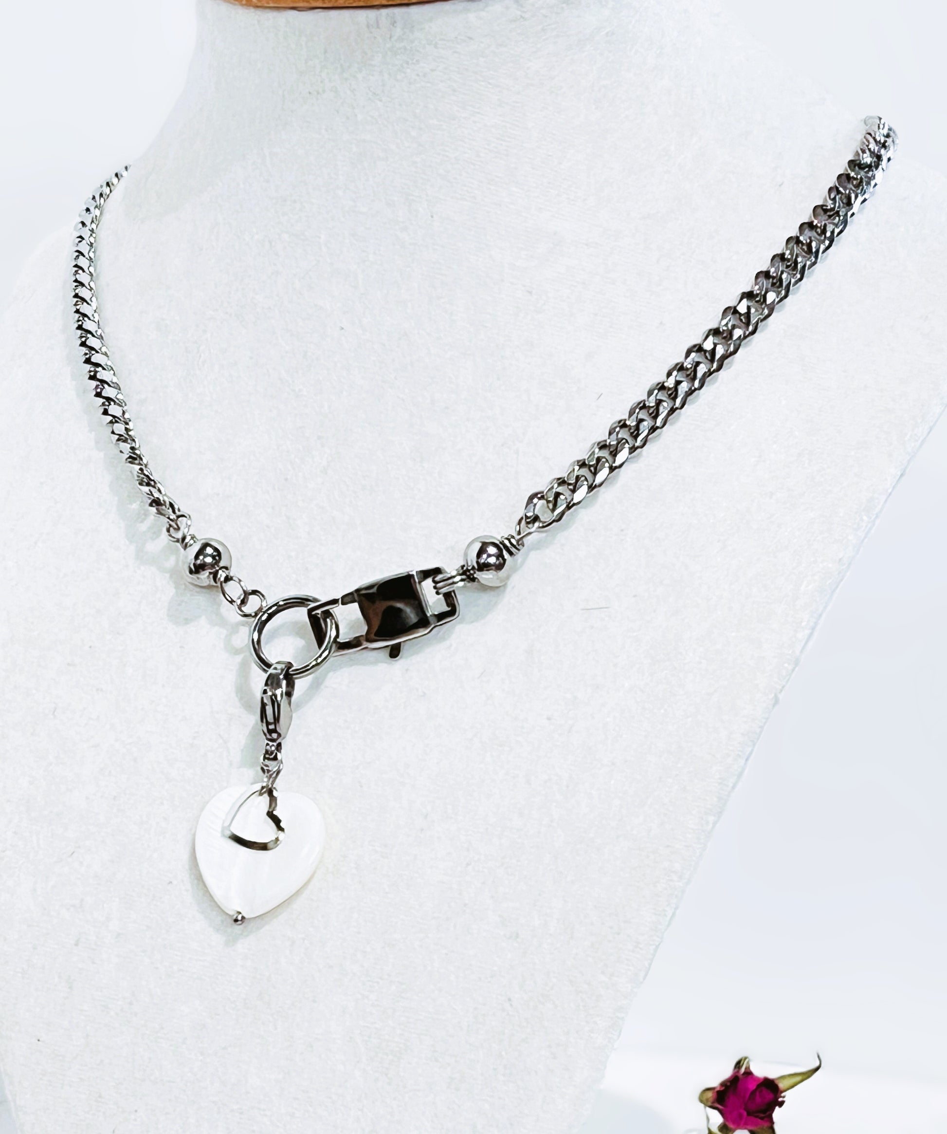 ¡Añade versatilidad a tu joyero con nuestra cadena cubana y dije de Corazón en Concha ,intercambiable ! - K.Beloved LLC