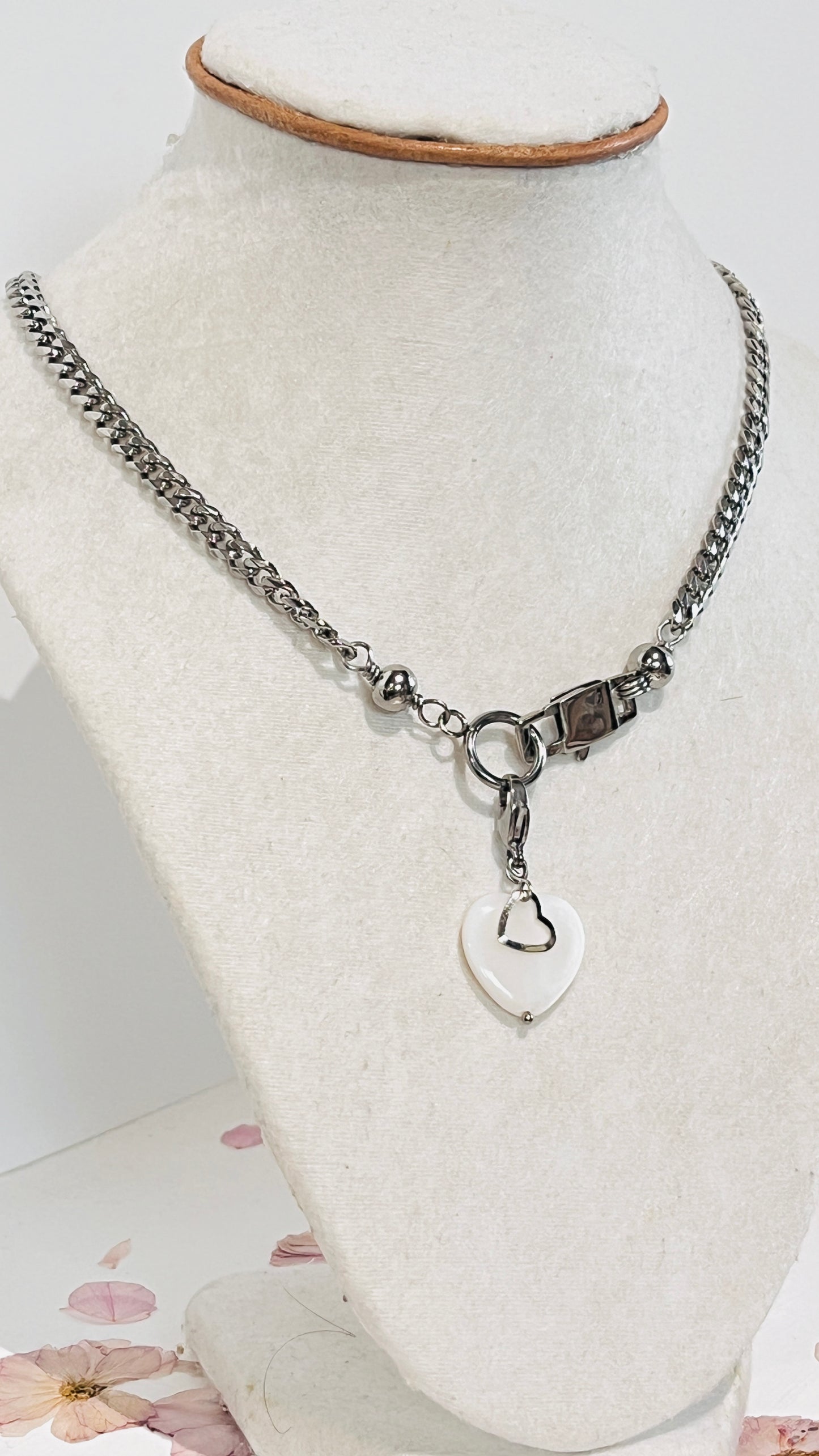 ¡Añade versatilidad a tu joyero con nuestra cadena cubana y dije de Corazón en Concha ,intercambiable ! - K.Beloved LLC