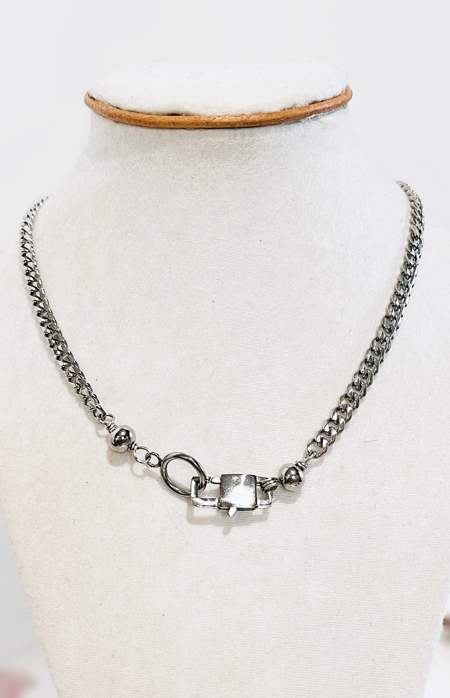 ¡Añade versatilidad a tu joyero con nuestra cadena cubana y dije de Corazón en Concha ,intercambiable ! - K.Beloved LLC