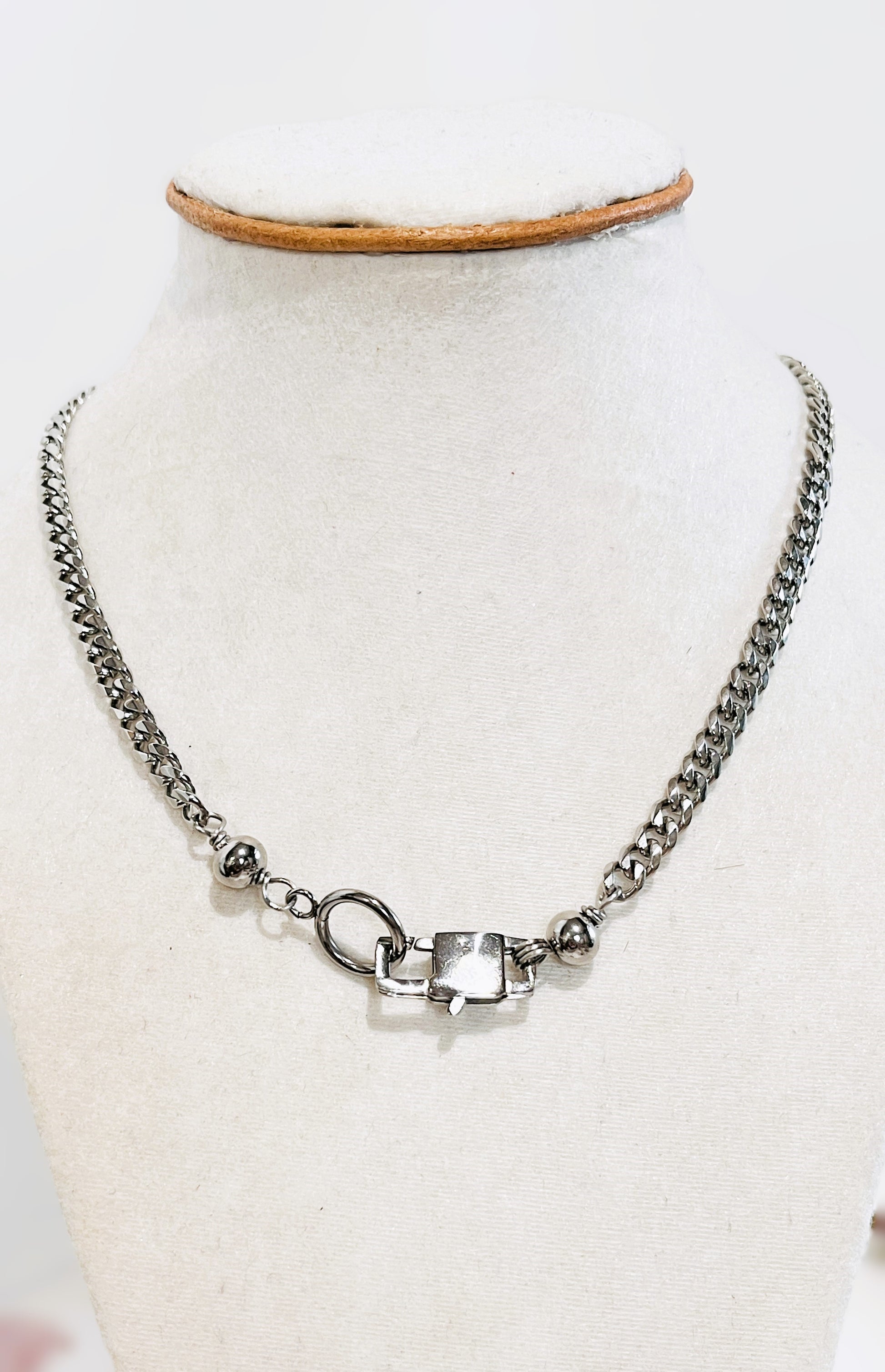 ¡Añade versatilidad a tu joyero con nuestra cadena cubana y dije de Corazón en Concha ,intercambiable ! - K.Beloved LLC