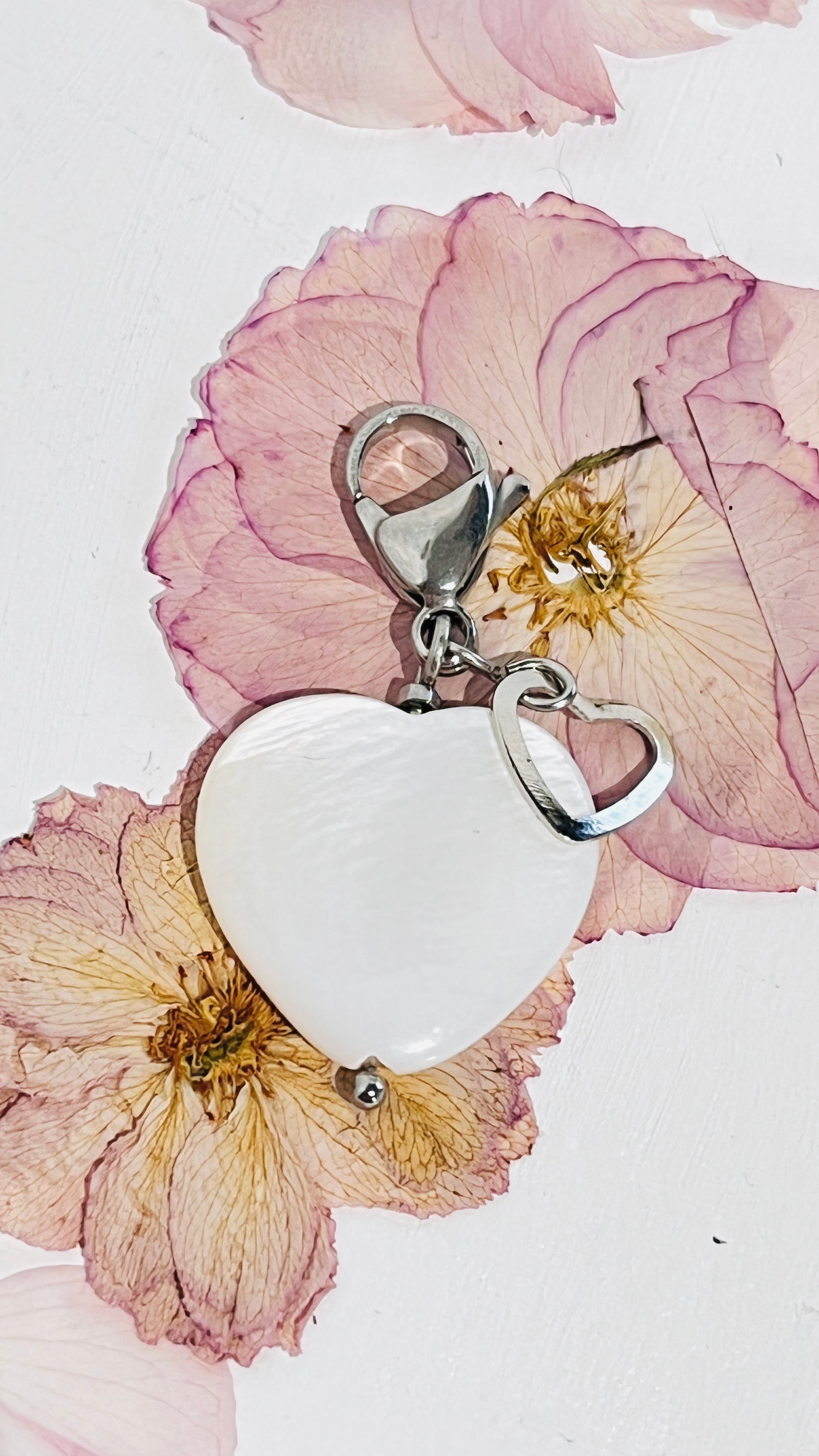 ¡Añade versatilidad a tu joyero con nuestra cadena cubana y dije de Corazón en Concha ,intercambiable ! - K.Beloved LLC