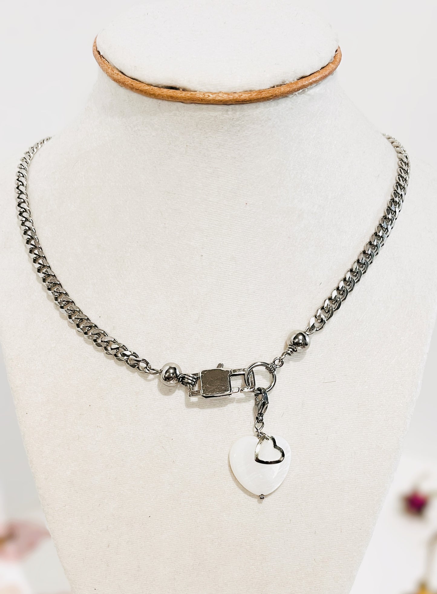 ¡Añade versatilidad a tu joyero con nuestra cadena cubana y dije de Corazón en Concha ,intercambiable ! - K.Beloved LLC