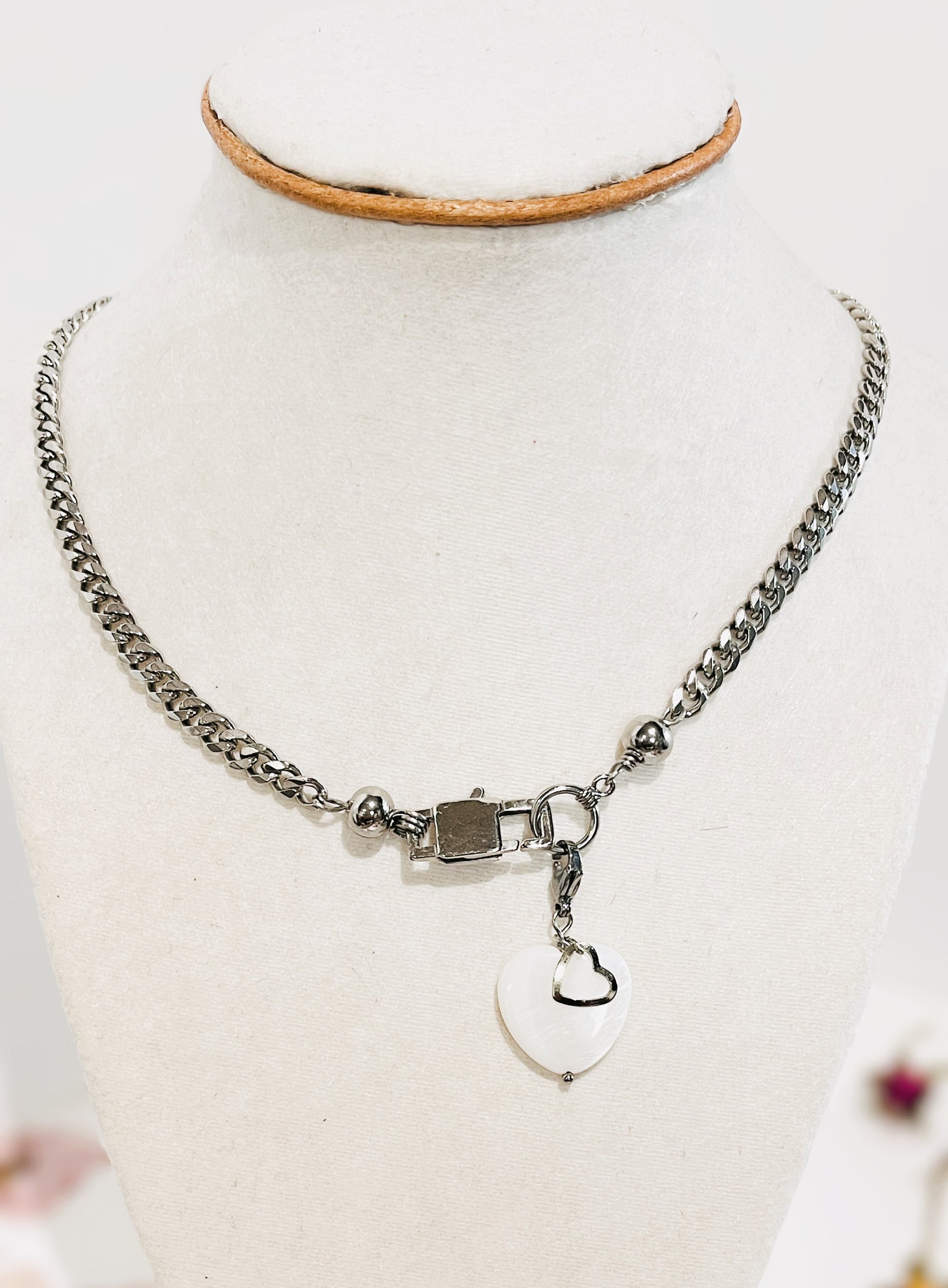 ¡Añade versatilidad a tu joyero con nuestra cadena cubana y dije de Corazón en Concha ,intercambiable ! - K.Beloved LLC