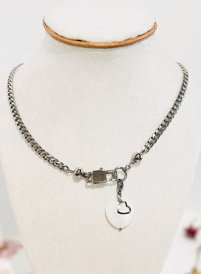 ¡Añade versatilidad a tu joyero con nuestra cadena cubana y dije de Corazón en Concha ,intercambiable ! - K.Beloved LLC