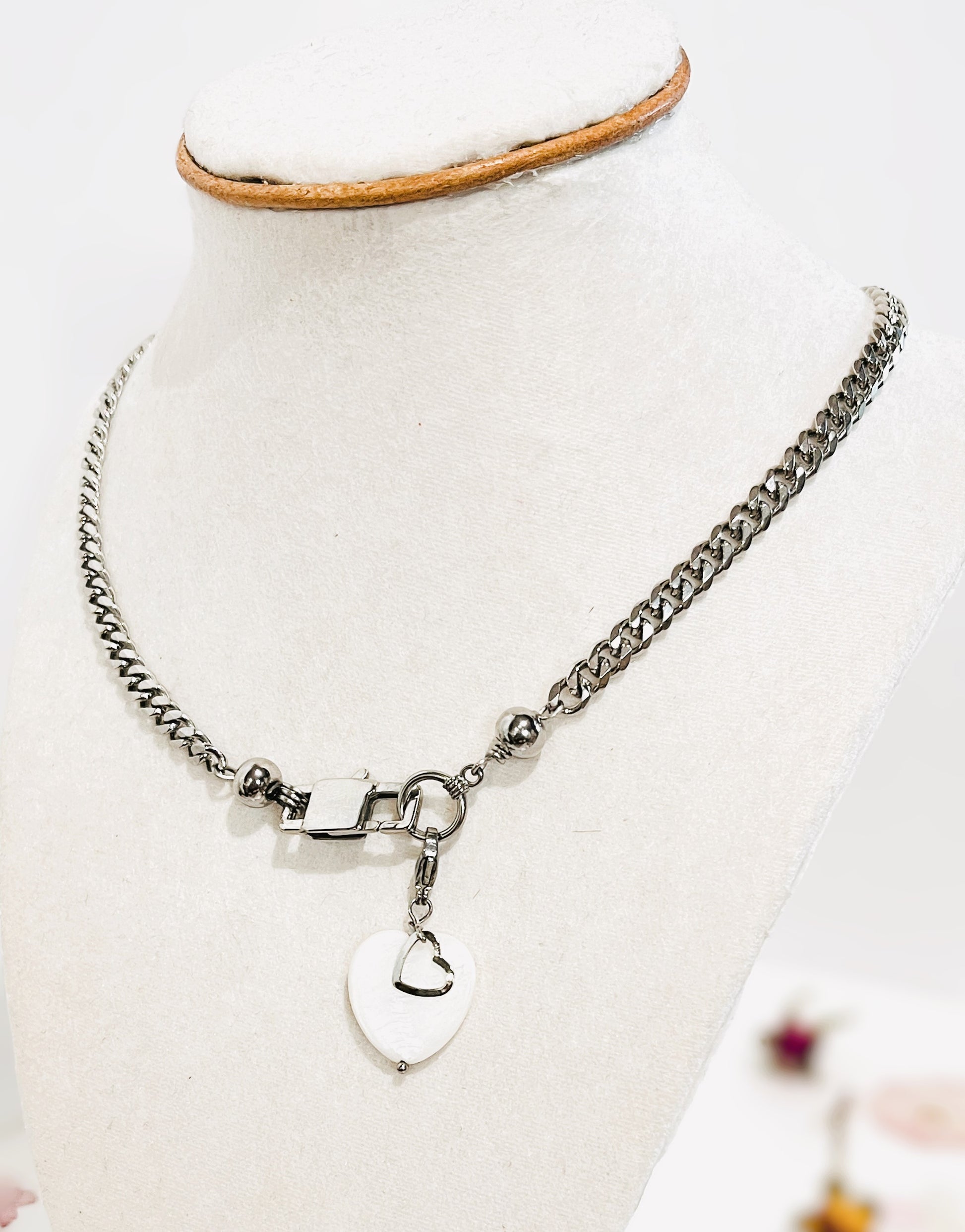 ¡Añade versatilidad a tu joyero con nuestra cadena cubana y dije de Corazón en Concha ,intercambiable ! - K.Beloved LLC