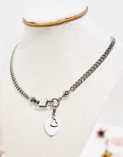 ¡Añade versatilidad a tu joyero con nuestra cadena cubana y dije de Corazón en Concha ,intercambiable ! - K.Beloved LLC