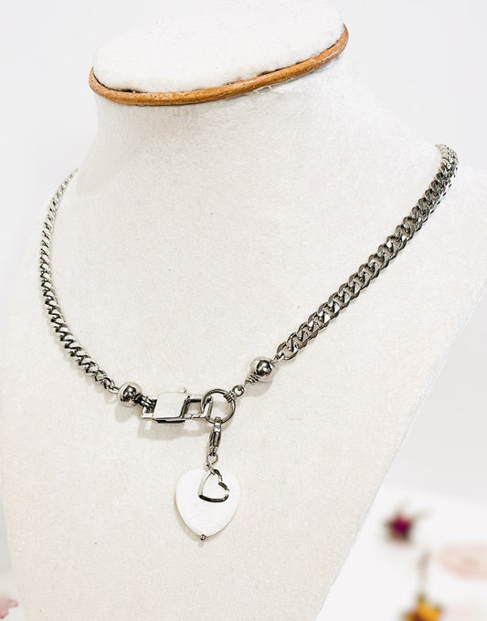 ¡Añade versatilidad a tu joyero con nuestra cadena cubana y dije de Corazón en Concha ,intercambiable ! - K.Beloved LLC