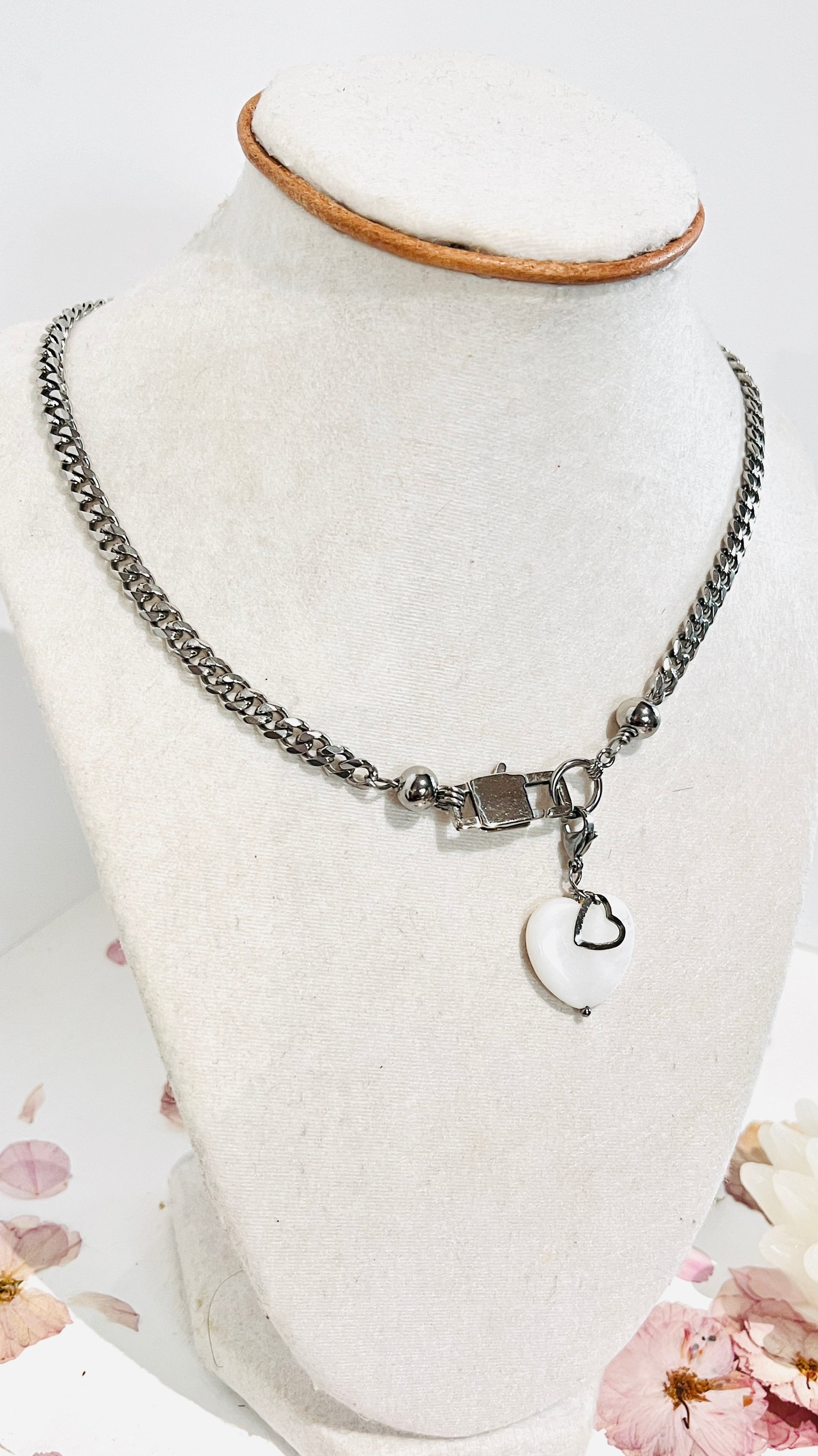 ¡Añade versatilidad a tu joyero con nuestra cadena cubana y dije de Corazón en Concha ,intercambiable ! - K.Beloved LLC