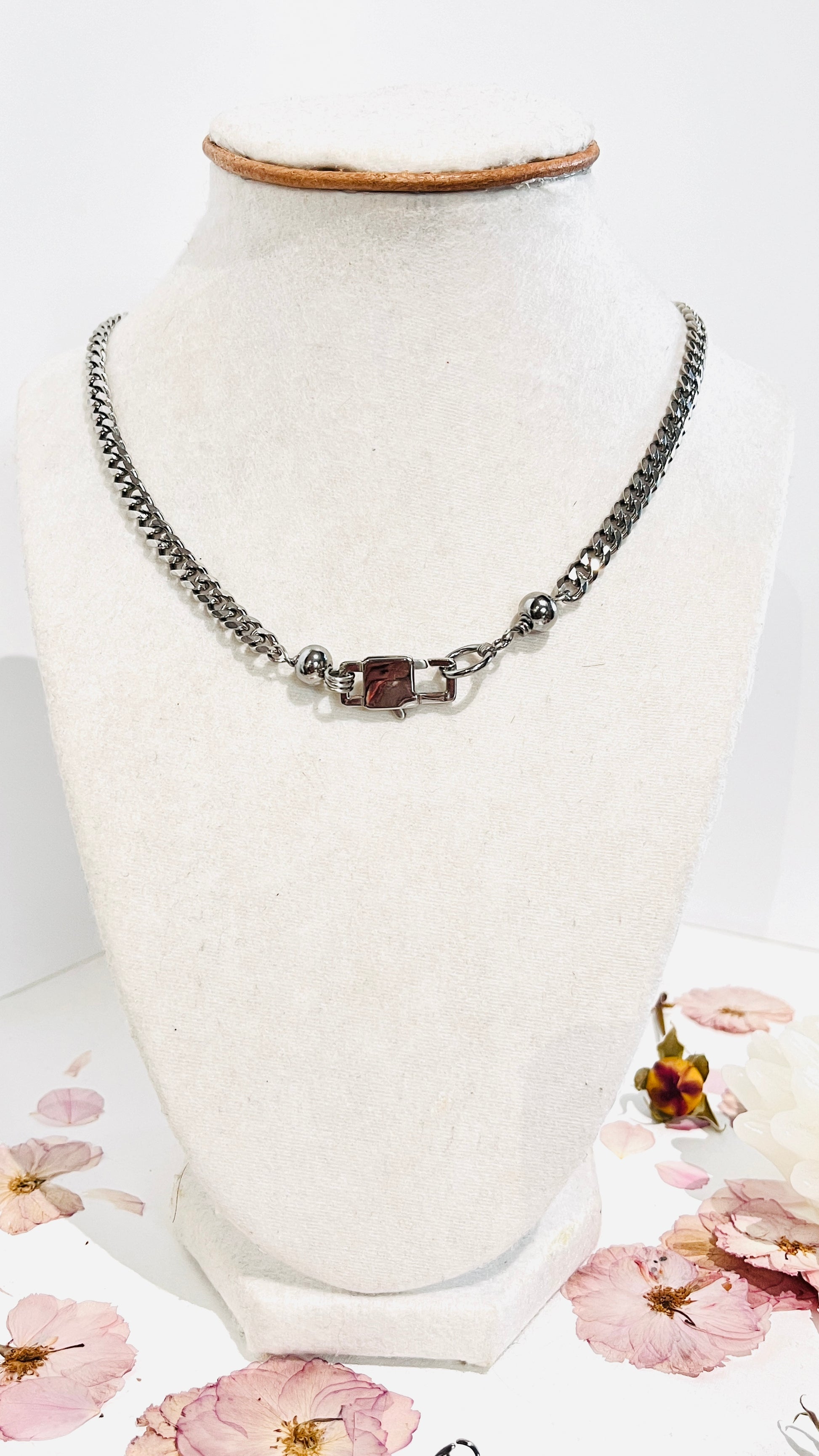 ¡Añade versatilidad a tu joyero con nuestra cadena cubana y dije de Corazón en Concha ,intercambiable ! - K.Beloved LLC