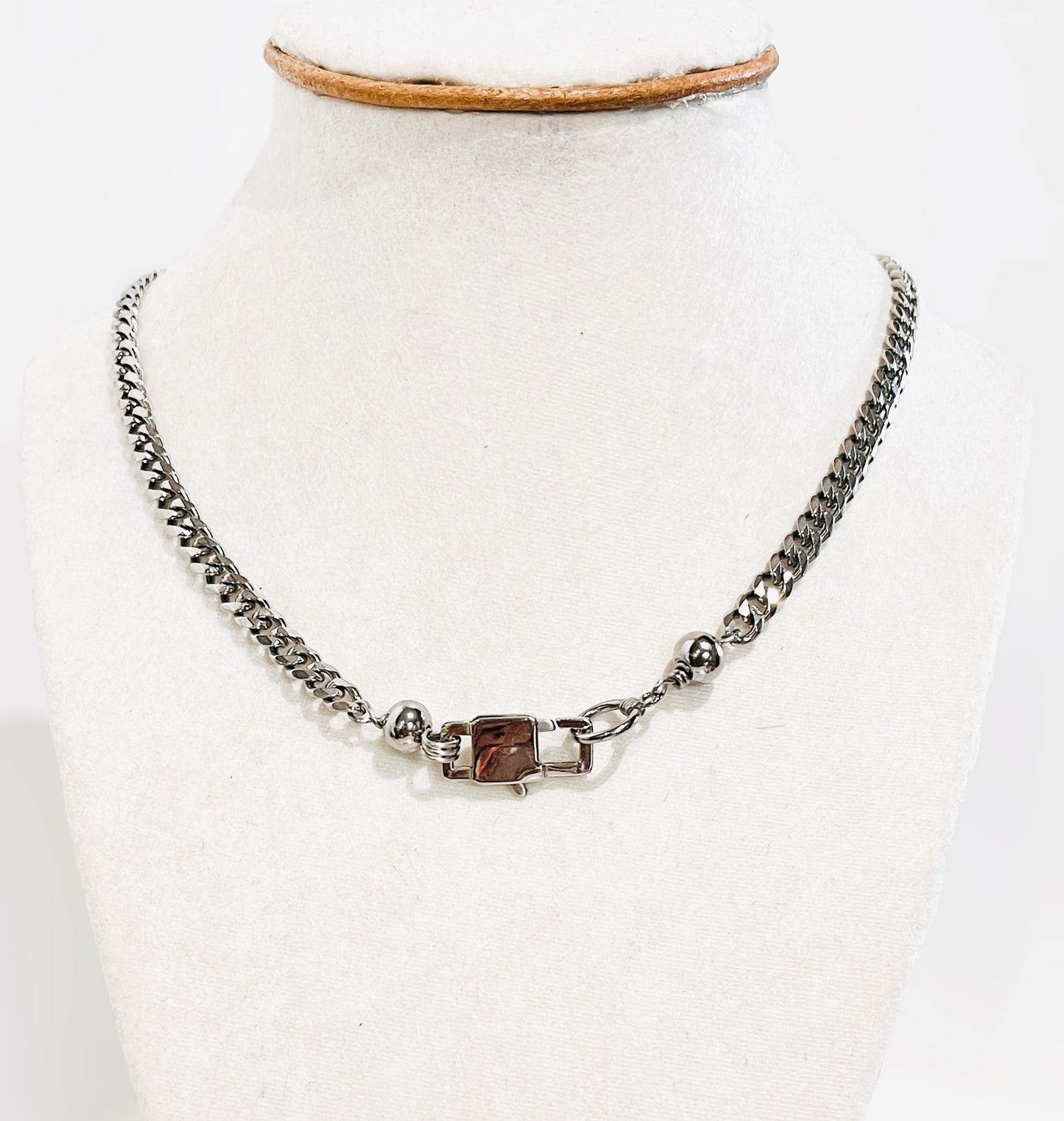 ¡Añade versatilidad a tu joyero con nuestra cadena cubana y dije de Corazón en Concha ,intercambiable ! - K.Beloved LLC