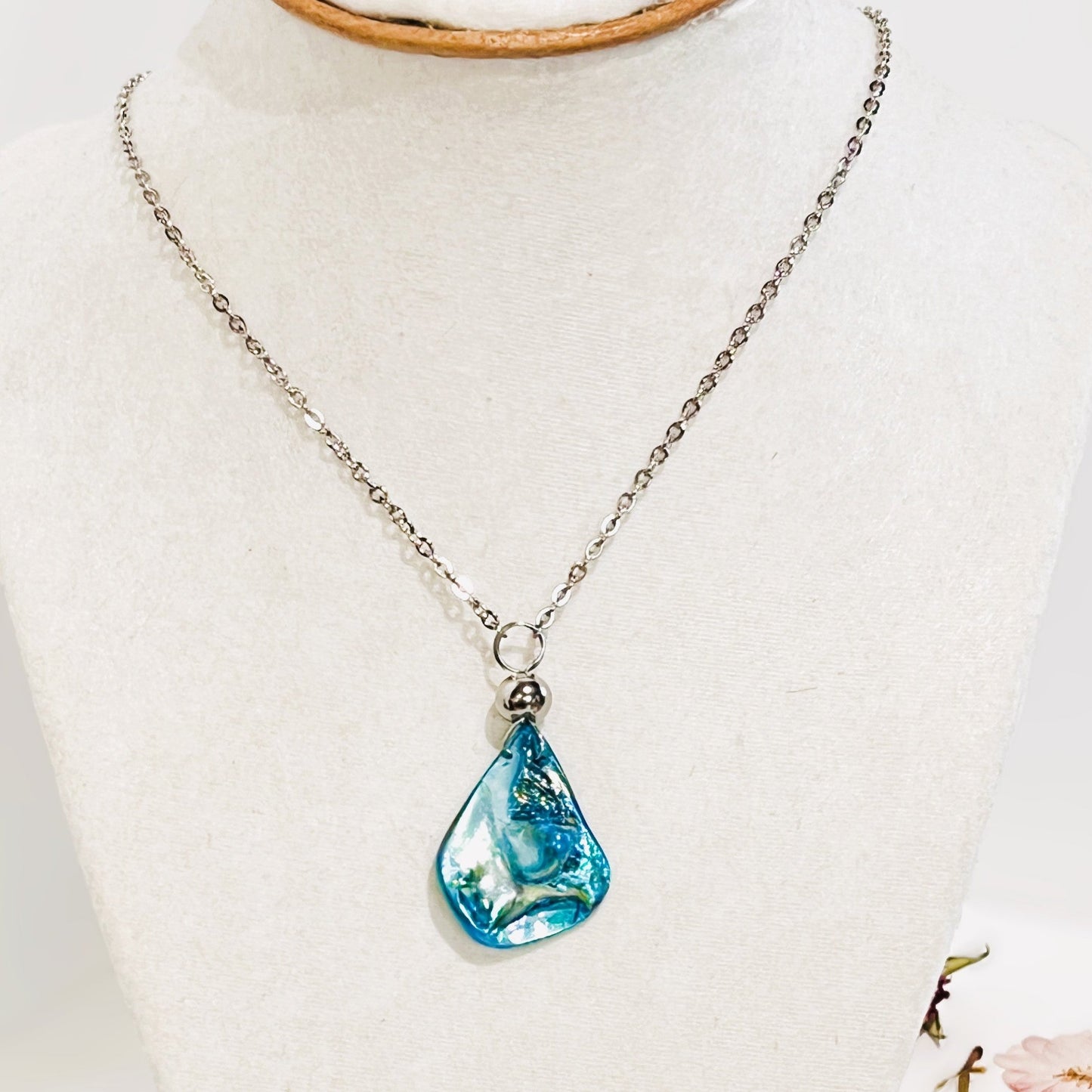 ¡Explora la belleza del mar con este Collar de acero inoxidable y dijes de Lágrimas de Concha - K.Beloved LLC