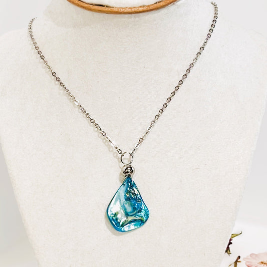 ¡Explora la belleza del mar con este Collar de acero inoxidable y dijes de Lágrimas de Concha - K.Beloved LLC