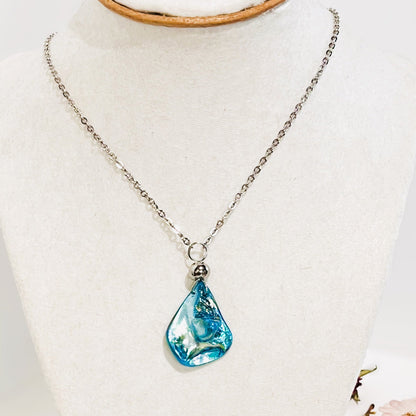 ¡Explora la belleza del mar con este Collar de acero inoxidable y dijes de Lágrimas de Concha - K.Beloved LLC
