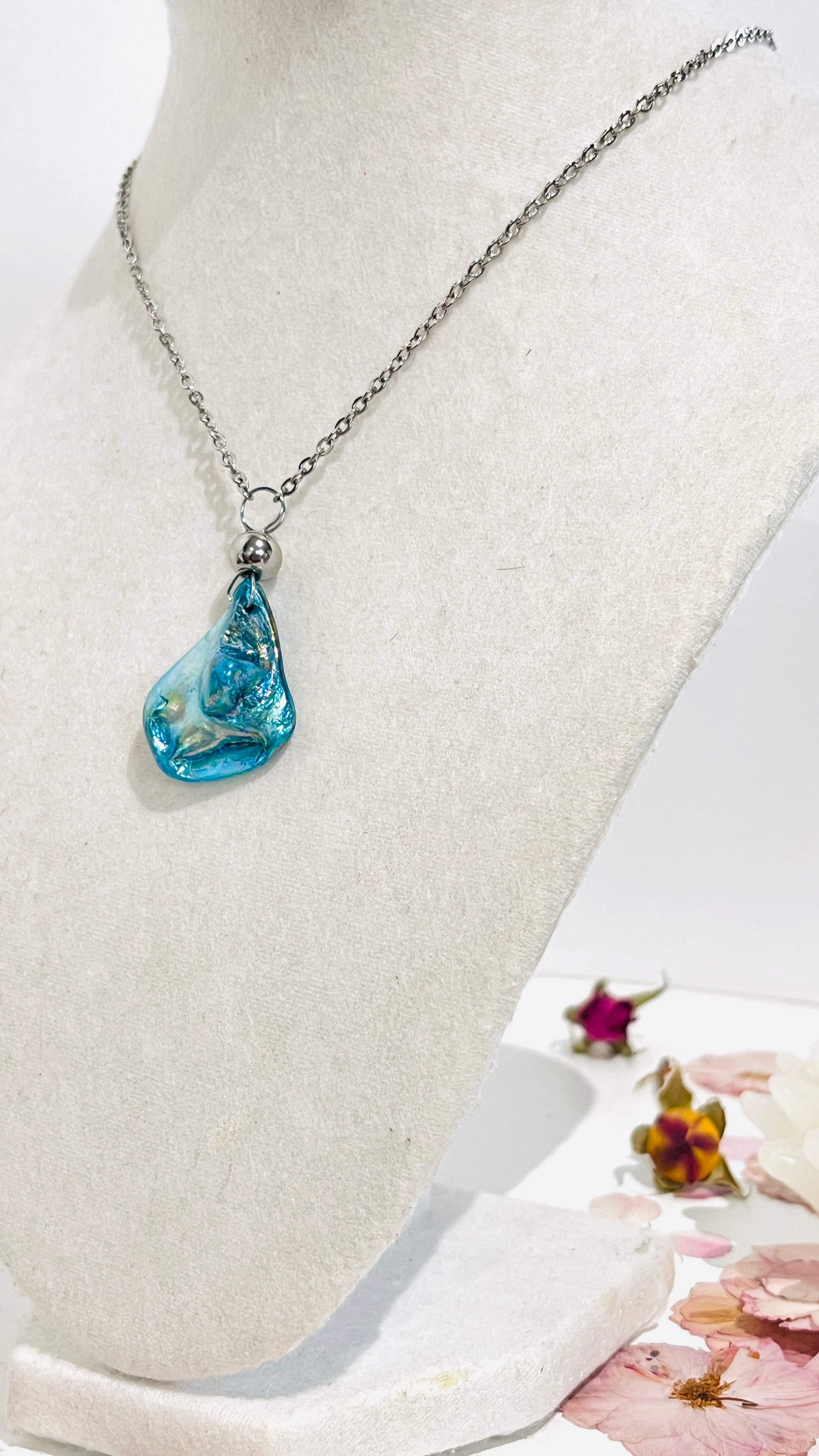 ¡Explora la belleza del mar con este Collar de acero inoxidable y dijes de Lágrimas de Concha - K.Beloved LLC