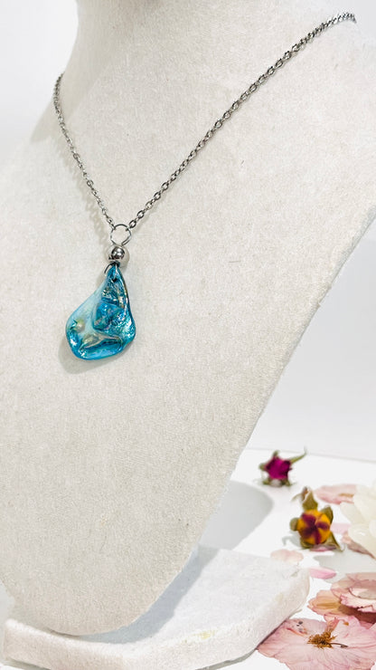 ¡Explora la belleza del mar con este Collar de acero inoxidable y dijes de Lágrimas de Concha - K.Beloved LLC