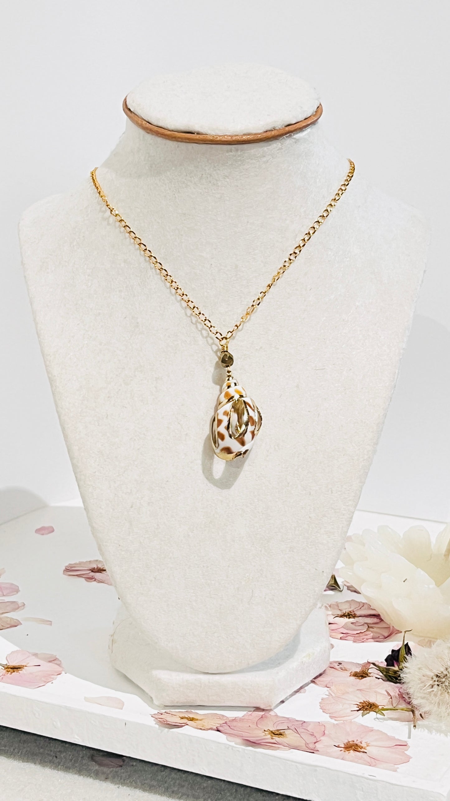 Collar en Acero Inoxidable con un Colgante de Caracol Natural - K.Beloved LLC