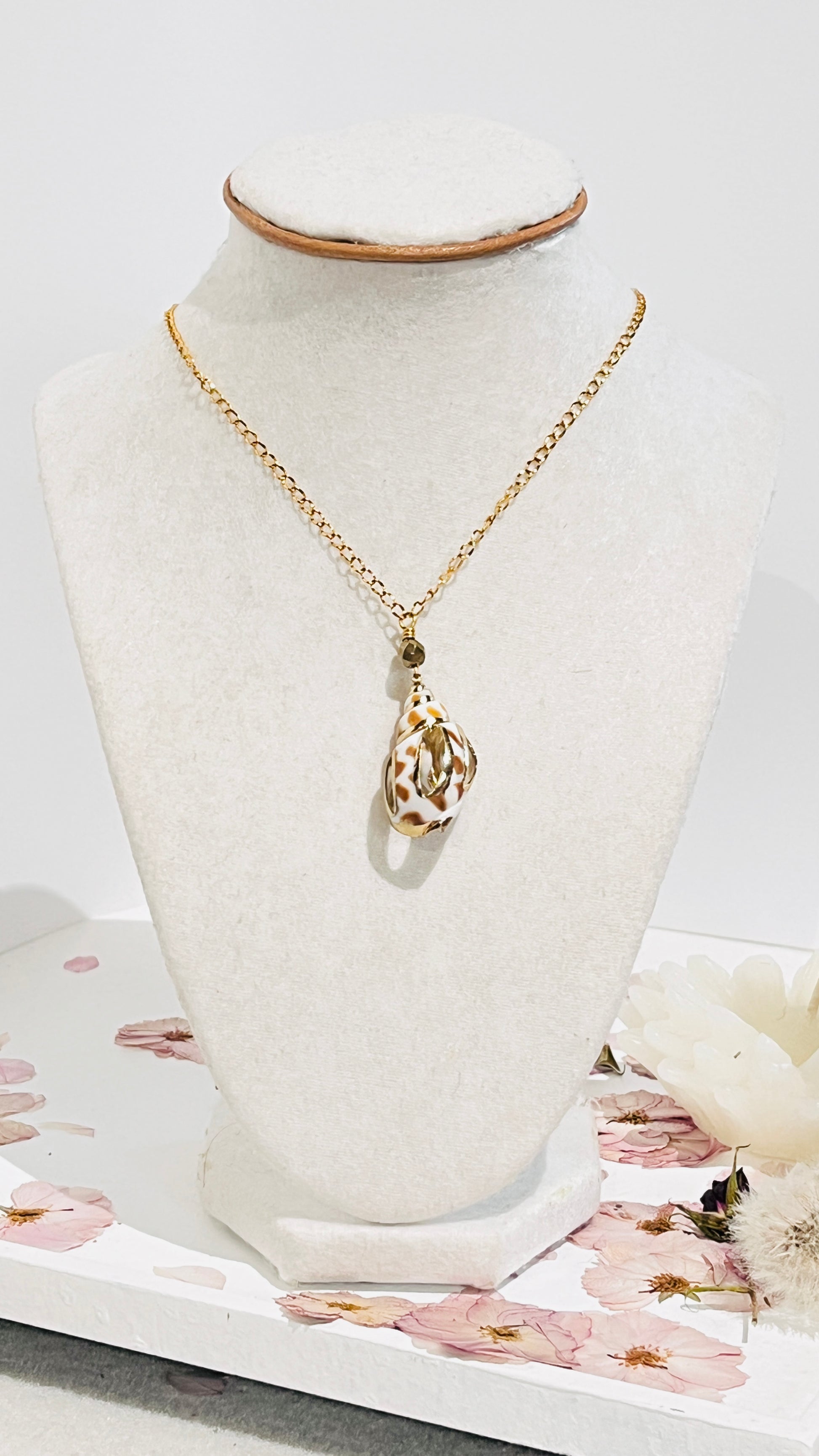 Collar en Acero Inoxidable con un Colgante de Caracol Natural - K.Beloved LLC