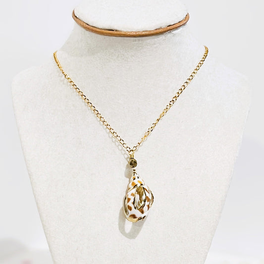 Collar en Acero Inoxidable con un Colgante de Caracol Natural - K.Beloved LLC