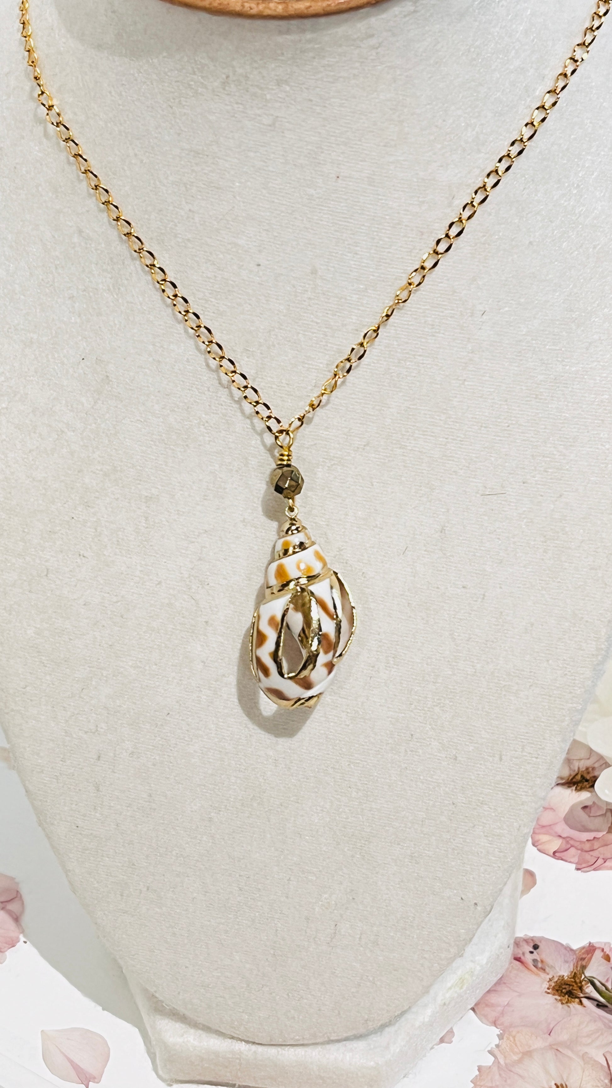 Collar en Acero Inoxidable con un Colgante de Caracol Natural - K.Beloved LLC