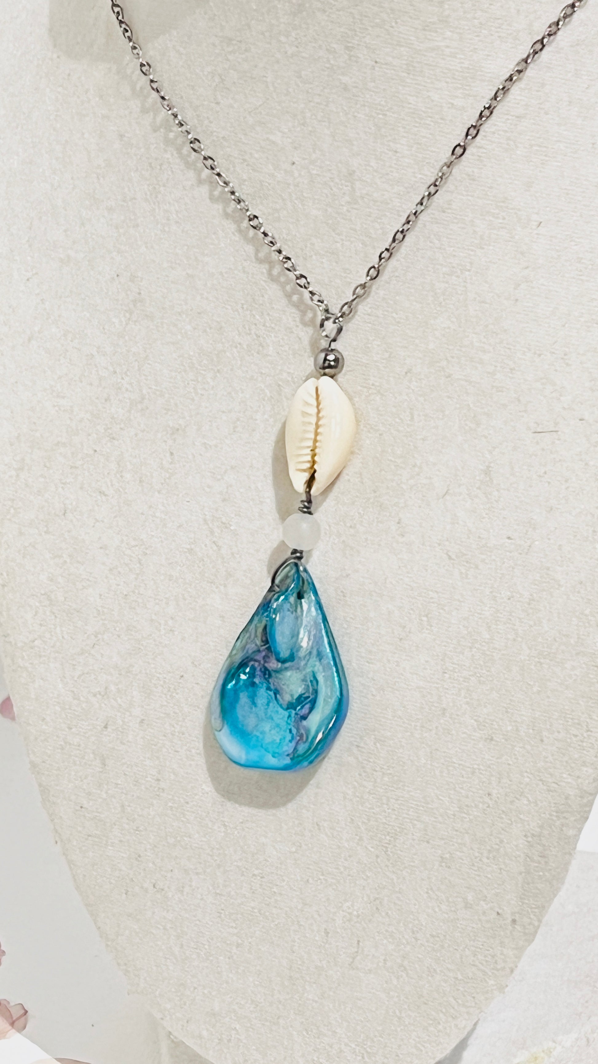 collar en acero inoxidable y Colgante de Caracol y Lágrima de concha - K.Beloved LLC