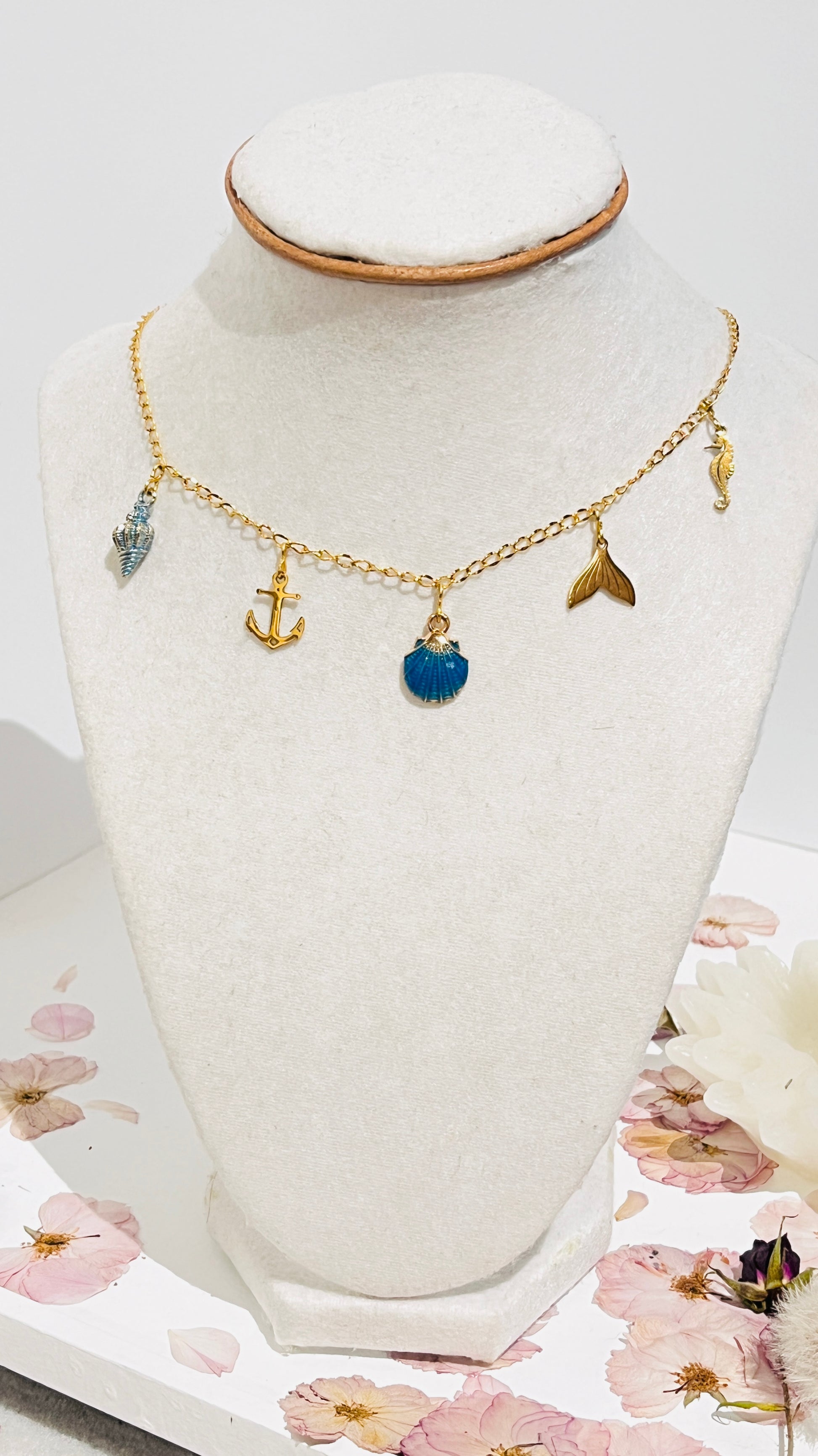Collar en Acero Inoxidable con Dijes Playeros color azul y dorado - K.Beloved LLC