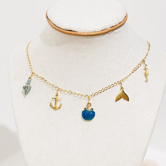 Collar en Acero Inoxidable con Dijes Playeros color azul y dorado - K.Beloved LLC
