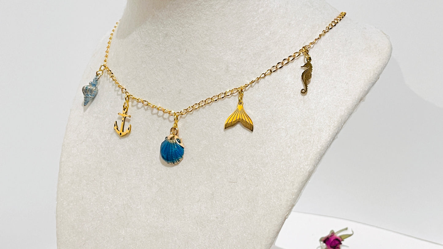 Collar en Acero Inoxidable con Dijes Playeros color azul y dorado - K.Beloved LLC
