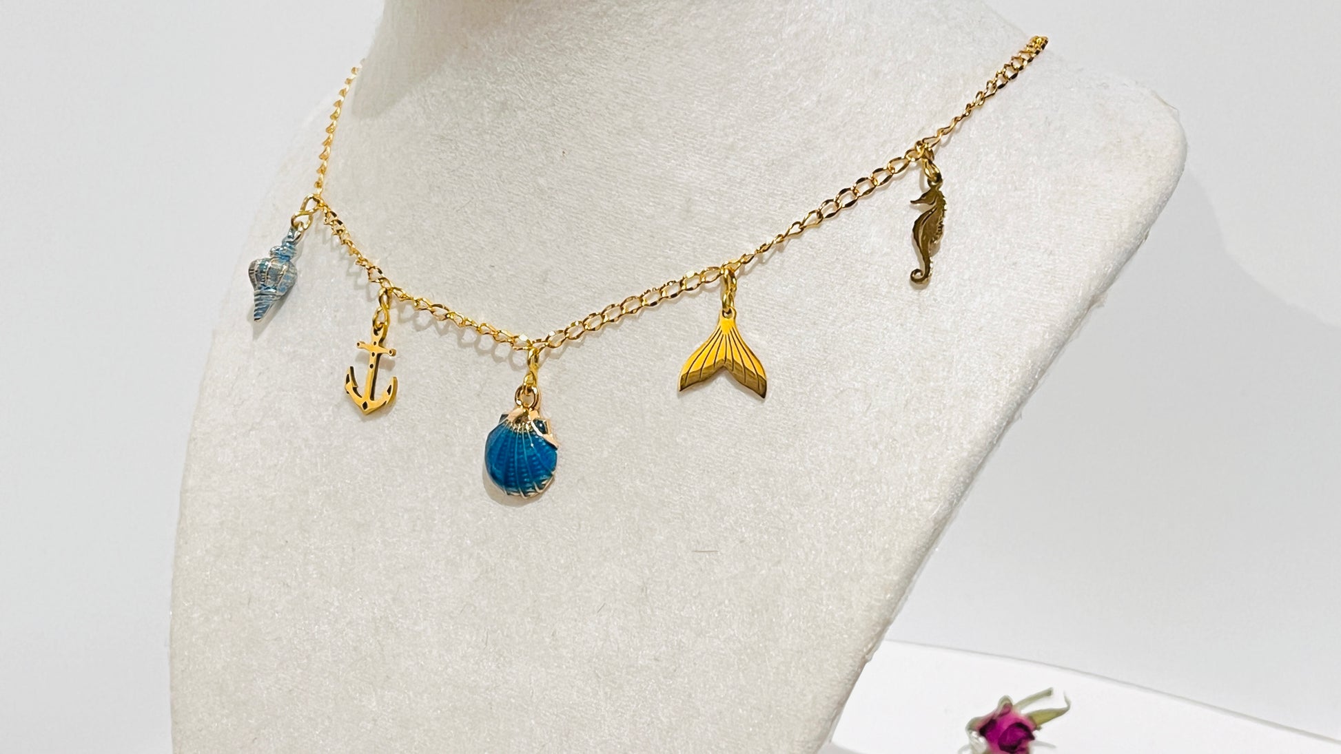 Collar en Acero Inoxidable con Dijes Playeros color azul y dorado - K.Beloved LLC