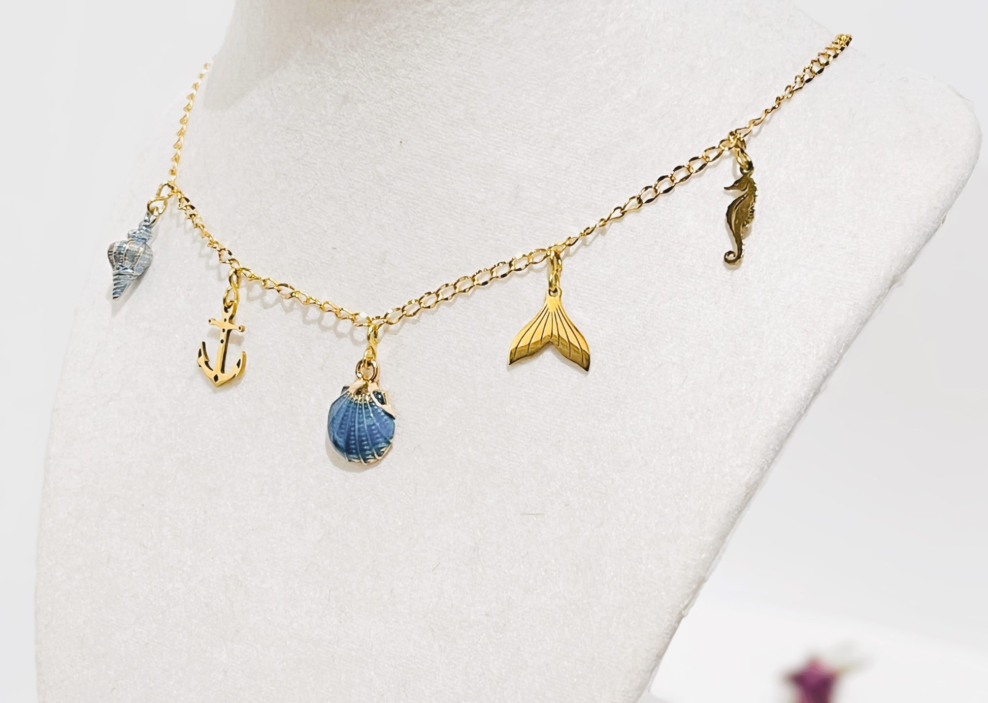 Collar en Acero Inoxidable con Dijes Playeros color azul y dorado - K.Beloved LLC