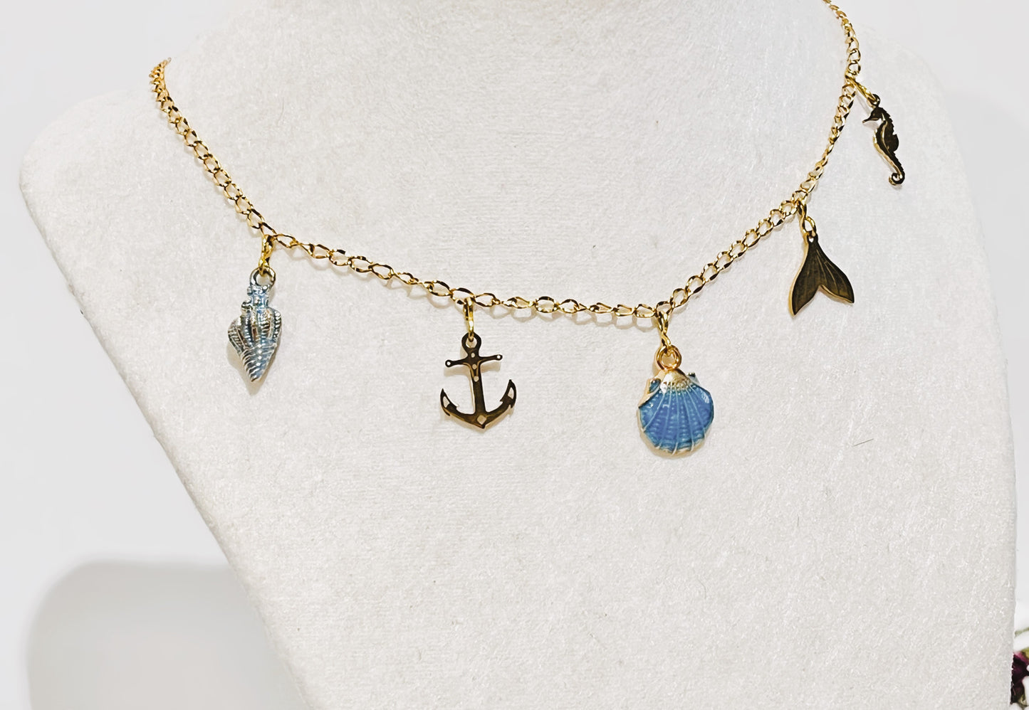 Collar en Acero Inoxidable con Dijes Playeros color azul y dorado - K.Beloved LLC