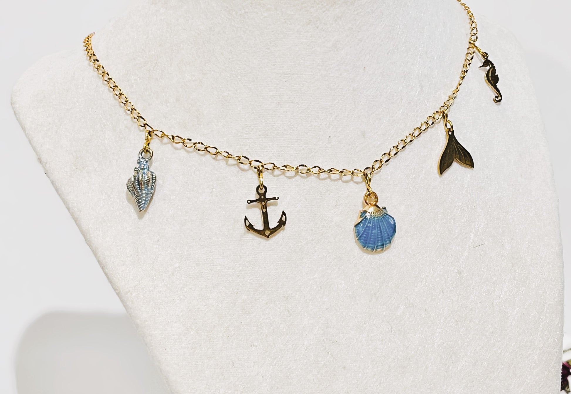 Collar en Acero Inoxidable con Dijes Playeros color azul y dorado - K.Beloved LLC