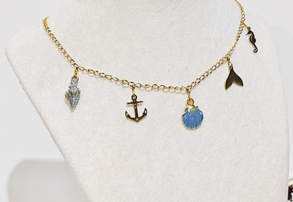 Collar en Acero Inoxidable con Dijes Playeros color azul y dorado - K.Beloved LLC