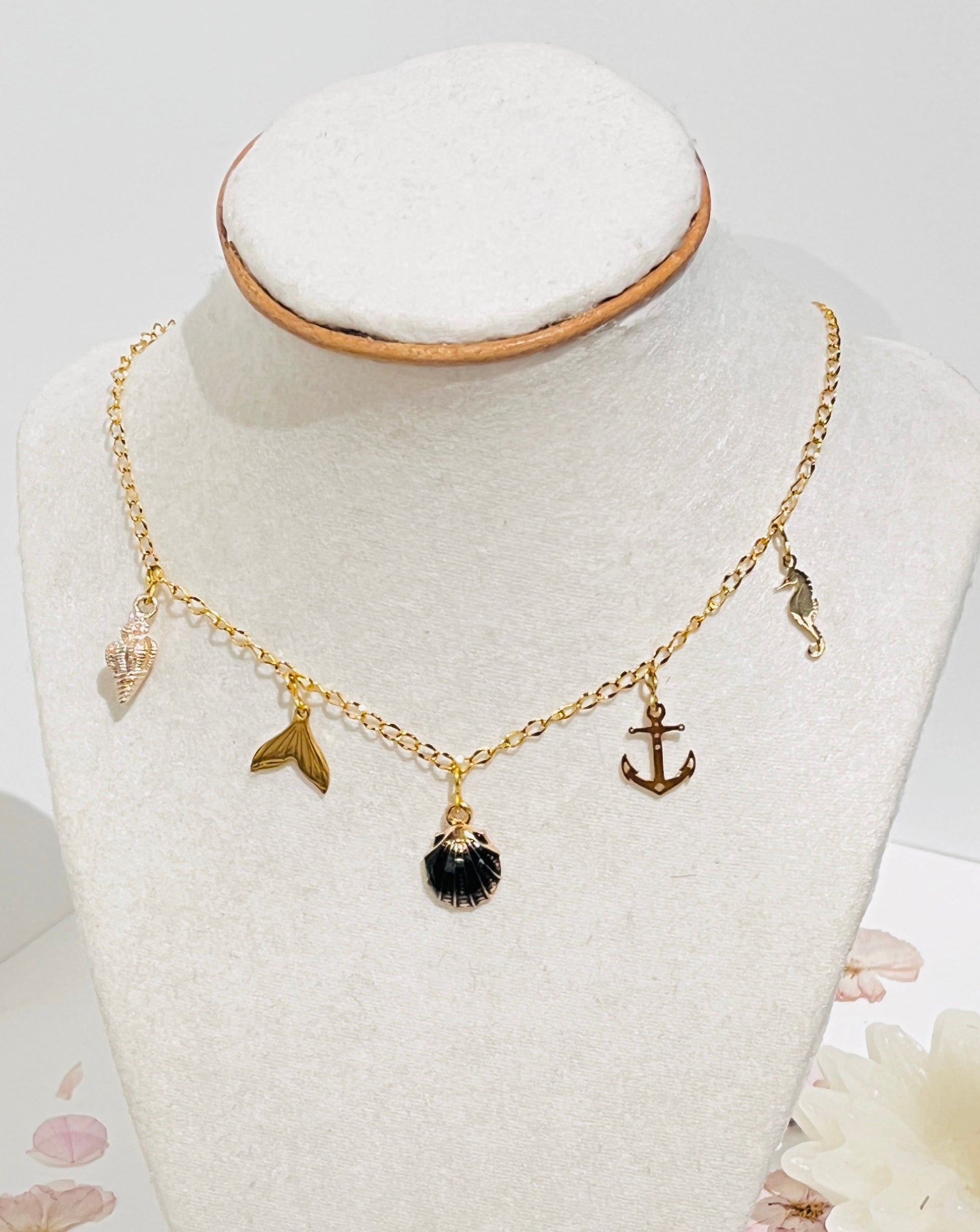 Collar en Acero Inoxidable con Dijes Playeros en colores negros y dorados - K.Beloved LLC