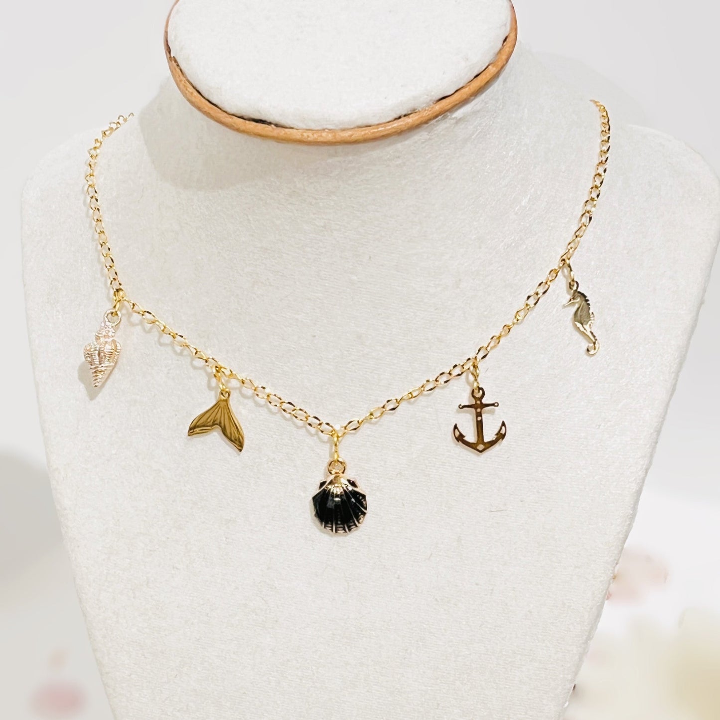 Collar en Acero Inoxidable con Dijes Playeros en colores negros y dorados - K.Beloved LLC