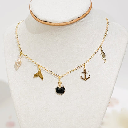 Collar en Acero Inoxidable con Dijes Playeros en colores negros y dorados - K.Beloved LLC