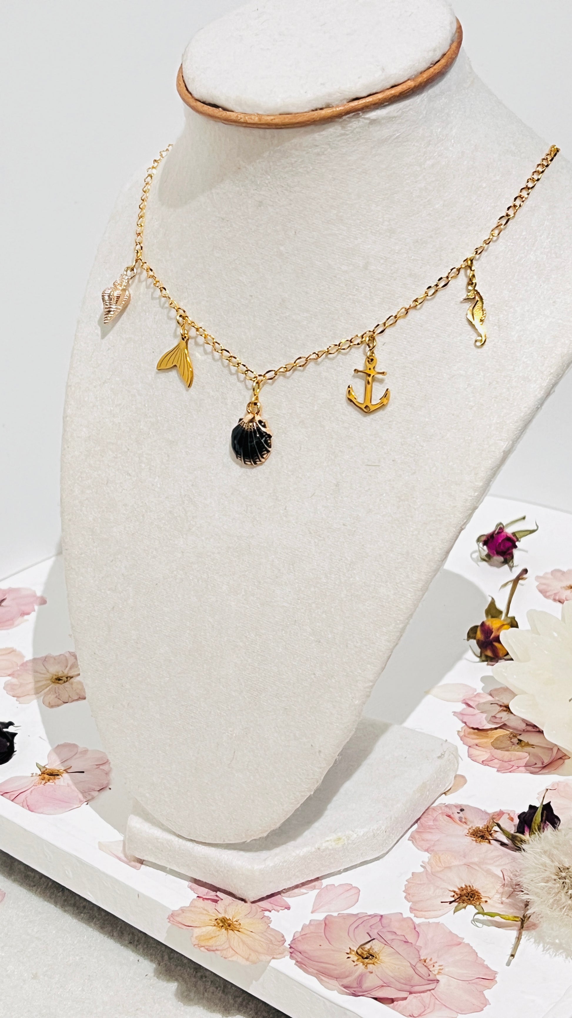 Collar en Acero Inoxidable con Dijes Playeros en colores negros y dorados - K.Beloved LLC