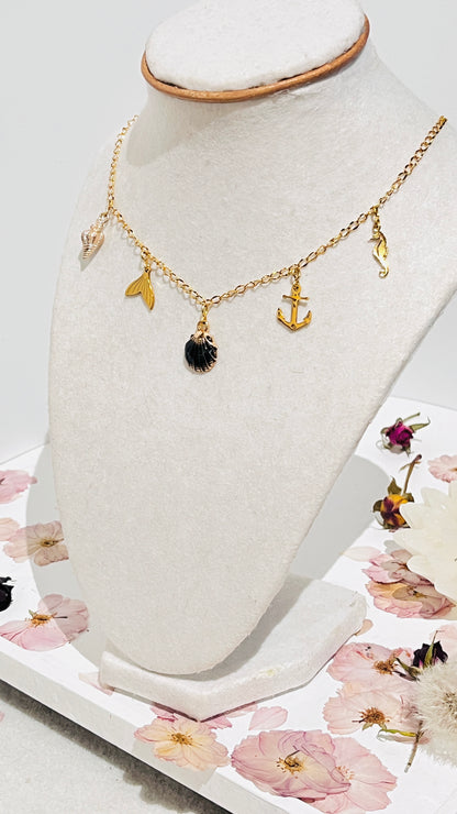 Collar en Acero Inoxidable con Dijes Playeros en colores negros y dorados - K.Beloved LLC