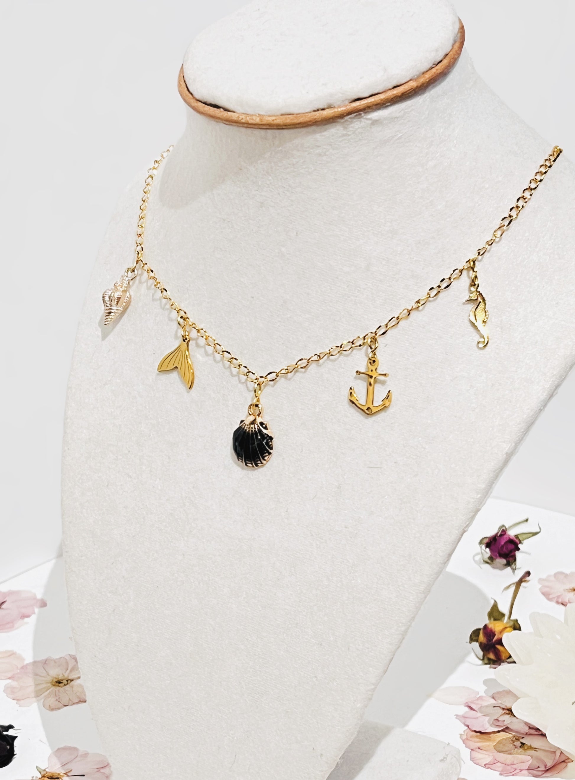 Collar en Acero Inoxidable con Dijes Playeros en colores negros y dorados - K.Beloved LLC