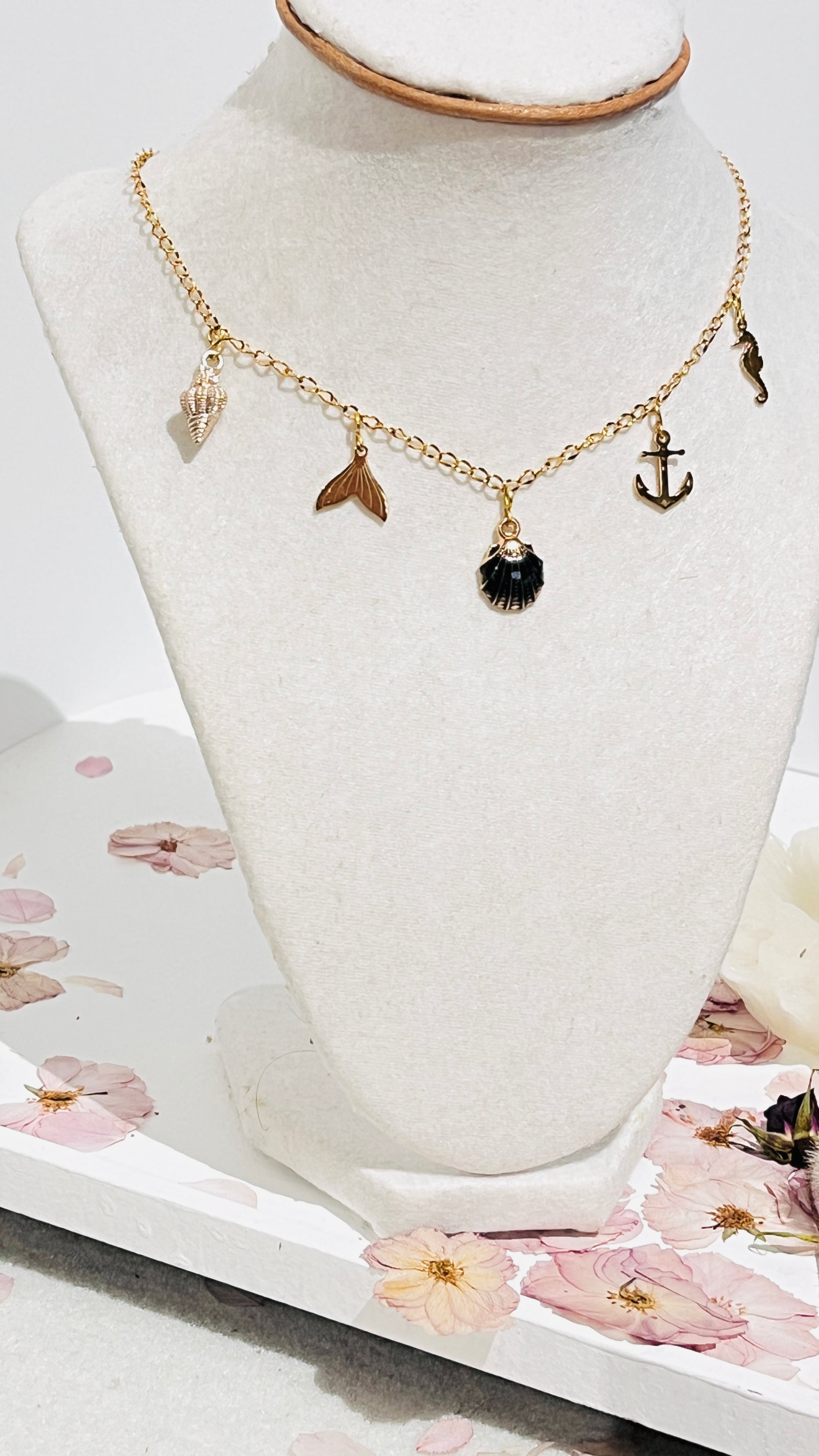 Collar en Acero Inoxidable con Dijes Playeros en colores negros y dorados - K.Beloved LLC