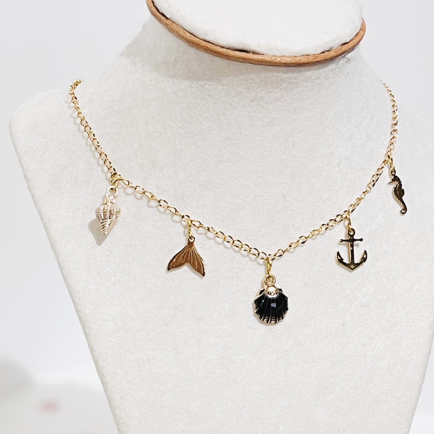 Collar en Acero Inoxidable con Dijes Playeros en colores negros y dorados - K.Beloved LLC