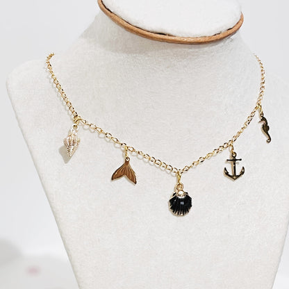 Collar en Acero Inoxidable con Dijes Playeros en colores negros y dorados - K.Beloved LLC