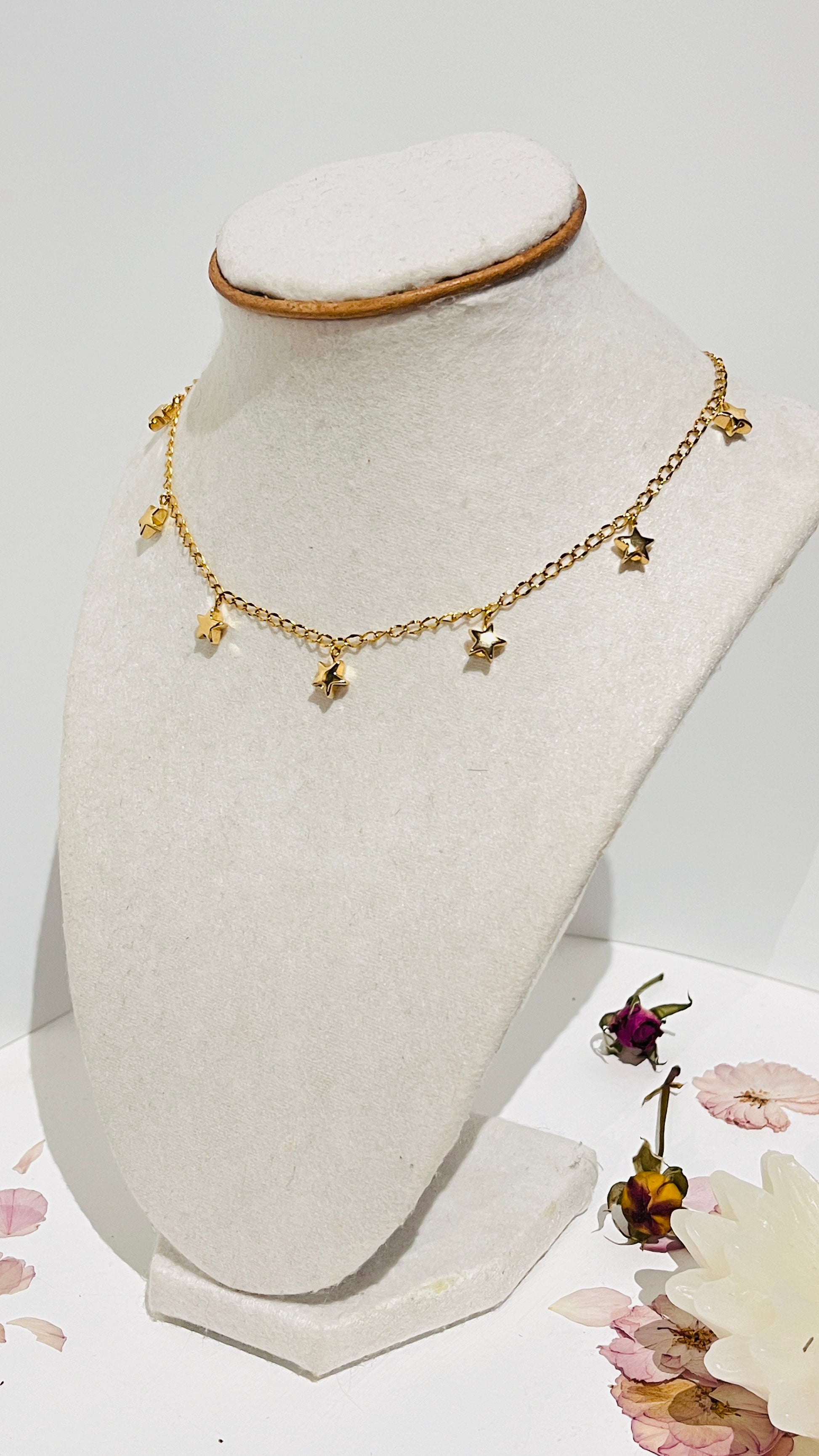 Collar en cero Inoxidable con Estrellas en Hematite - K.Beloved LLC