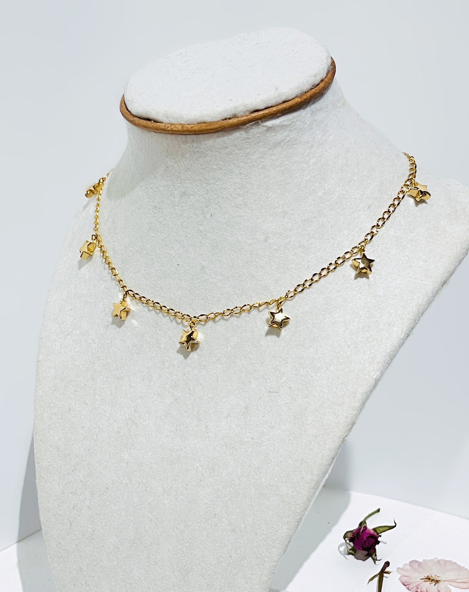 Collar en cero Inoxidable con Estrellas en Hematite - K.Beloved LLC