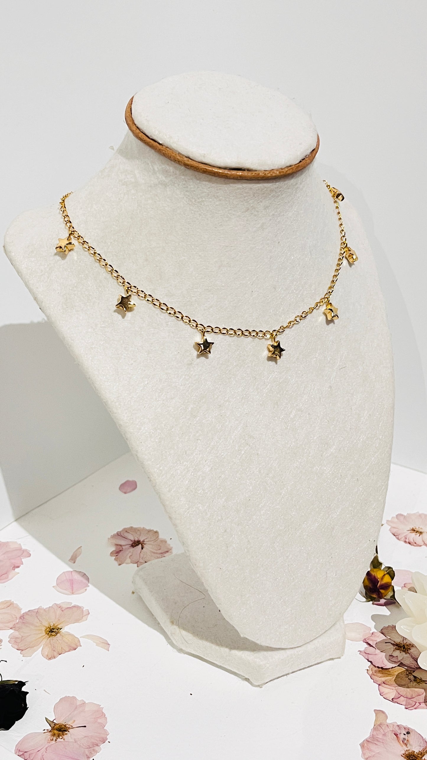 Collar en cero Inoxidable con Estrellas en Hematite - K.Beloved LLC