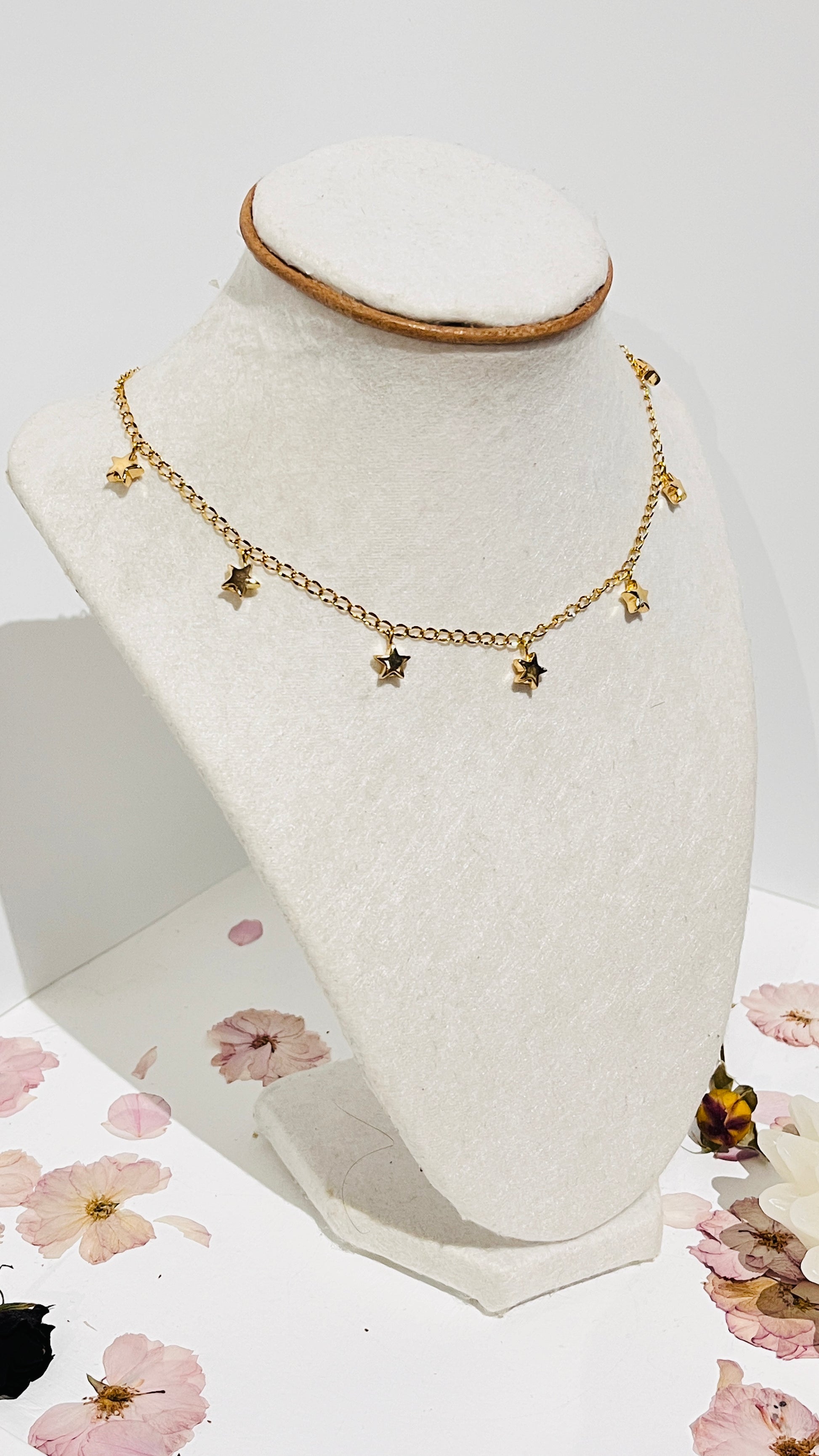 Collar en cero Inoxidable con Estrellas en Hematite - K.Beloved LLC